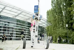 Person steht auf einem navigierenden Mobilitätsgerät vor der TUM